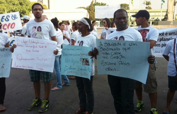 Manifestantes questionam demora em respostas sobre 'serial killer' (Foto: Fernanda Trigueiro/TV Anhanguera)