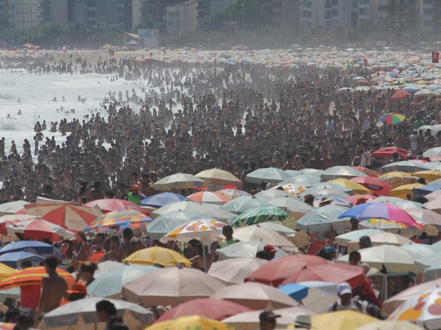 Praia de Ipanema lotada neste domingo (Foto: Márcio Honorato/Honopix/Estadão Conteúdo)