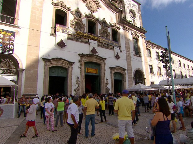 Fiéis prestam primeiras homenagens a Nossa Senhora do Carmo, no Recife (Foto: Reprodução/TV Globo)