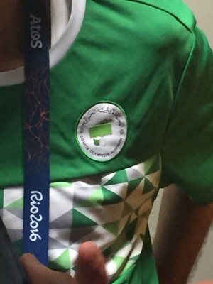 Bandeira do Comitê Olímpico da Argélia é coberto com fita verde (Foto: Thierry Gozzer / GloboEsporte.com)
