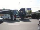 Carreta desgovernada cruza via e bate em ônibus na contramão em Manaus