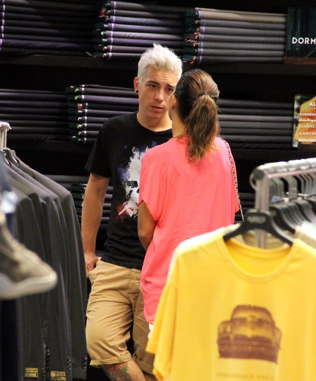 Mariana Rios e Di Ferrero vão as compras em shopping na Barra da Tijuca, RJ (Foto: Marcos Pavão / Agnews)