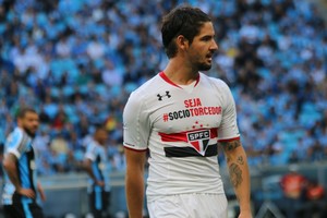 Alexandre Pato contra o Grêmio (Foto: Diego Guichard)