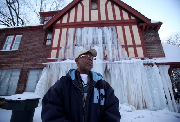 Casa ficou parcialmente congelada após encanamento estourar (Foto: Kirthmon F. Dozier/Detroit Free Press/AP)