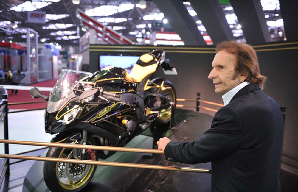 Emerson Fittipaldi, em 2011, ao lado da moto inspirada na Lotus com que foi campeão da F-1 (Foto: Raul Zito / G1)