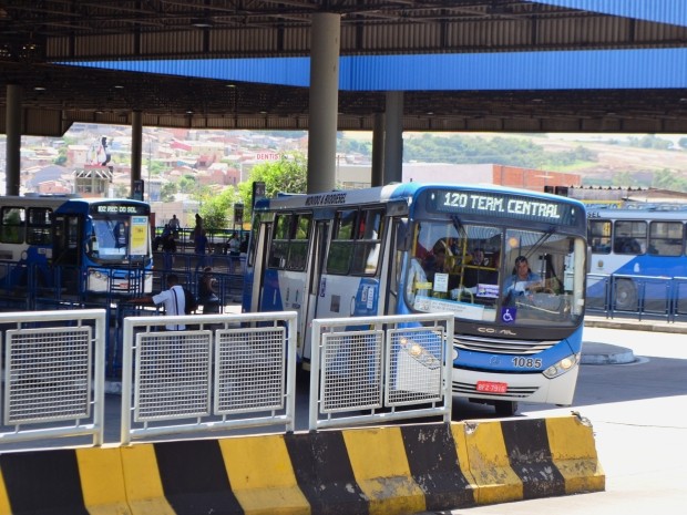 Ônibus em terminal da região do Ouro Verde, em Campinas (Foto: Fernando Pacífico / G1 Campinas)