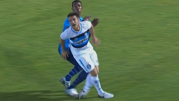Ramiro do Grêmio torce o tornozelo esquerdo contra o Avaí (Foto: Reprodução / SporTV)