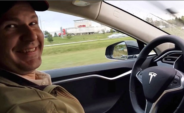 Joshua Brown aparece sem as mãos no volante em imagem capturada de vídeo postado pelo motorista no YouTube; ele tinha no carro uma espécie de 'piloto automático' (Foto: AP via YouTube)