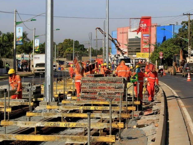 Trilhos são colocados na Avenida João Ponce, em Várzea Grande (Foto: Edson Rodrigues/Secopa)