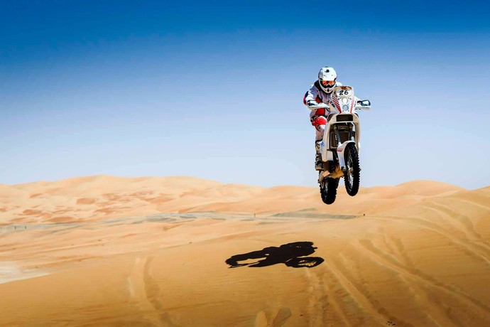 No ano passado, Michal Hernik disputou prova em Abu Dhabi como preparação para o Rally Dakar (Foto: Reprodução/Facebook)
