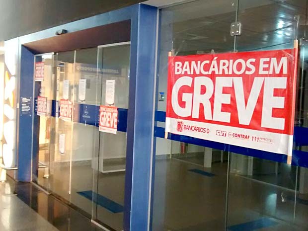 Agência da Caixa Econômica Federal do DF fechada durante greve dos bancários (Foto: Lucas Nanini/G1)