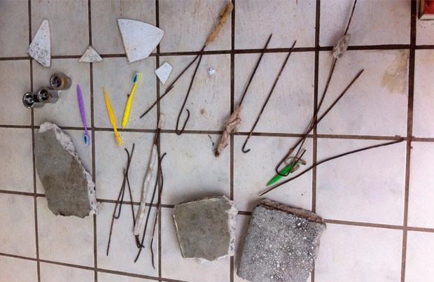 Após fuga dos adolescentes, material foi apreendido durante revista (Foto: Matheus Magalhães/G1)