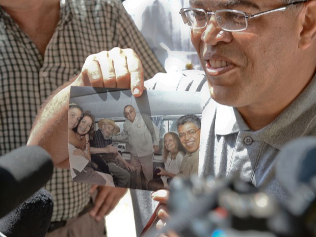 Elías Jaua mostrou uma fotografia ao lado do líder cubano. (Foto: AFP)