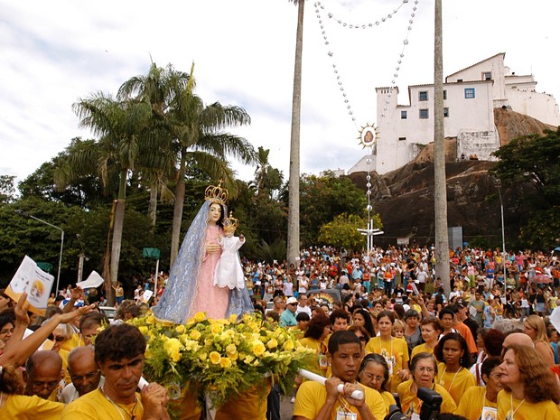 Chegada da imagem de Nossa Senhora da Penha no campinho do Convento - 27/3/2005 (Foto: Gabriel Lordêllo/ Arquivo A Gazeta)