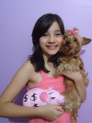 Isabela Ferreira Guedes, 9 anos, economizou durante meses para comprar sua cachorra Mel  (Foto: Arquivo pessoal)