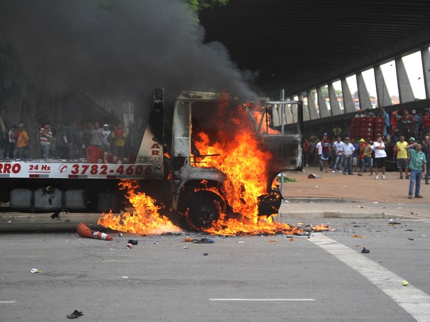 Caminhão é incendiado na Ceagesp durante protesto contra a cobrança de estacionamento no local (Foto: Edno Luan/ Futura Press/ Futura Press/Estadão Conteúdo)