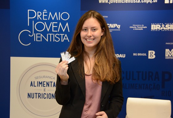 Joana Pasquali, vencedora do Prêmio Jovem Cientista na categoria Ensino Médio (Foto: Divulgação)