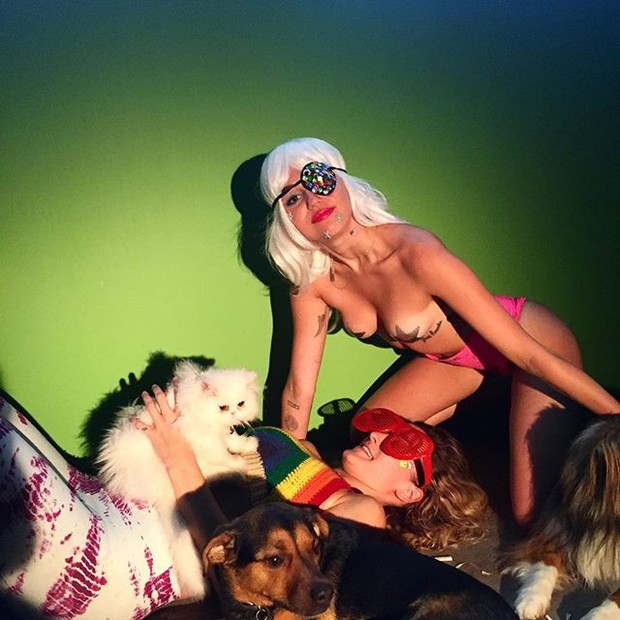 Miley Cyrus faz topless em ensaio (Foto: Instagram/ Reprodução)