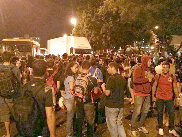 Estudantes da Universidade Católica de Brasília bloquearam parte do Pistão Sul, em Taguatinga (Foto: Michele Mendes Araújo)