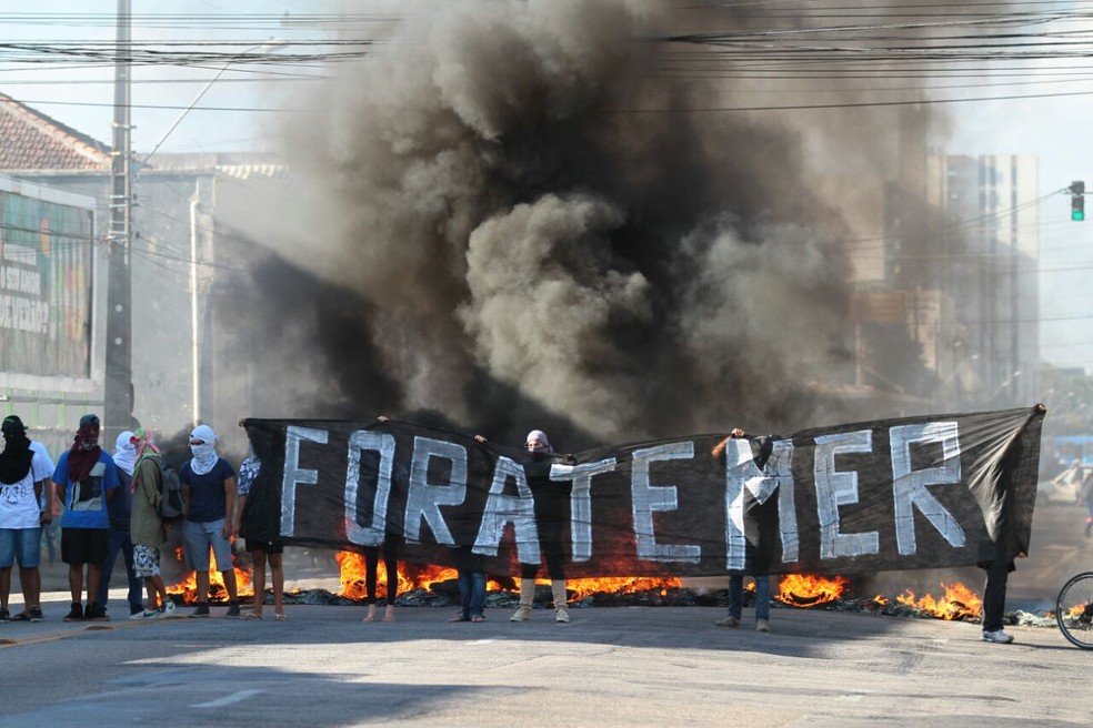 Manifestantes ainda atearam fogo em pneus nocuzamento das avenidas Cruz Cabugá e Norte, no Recife (Foto: Marlon Costa/Pernambuco Press)