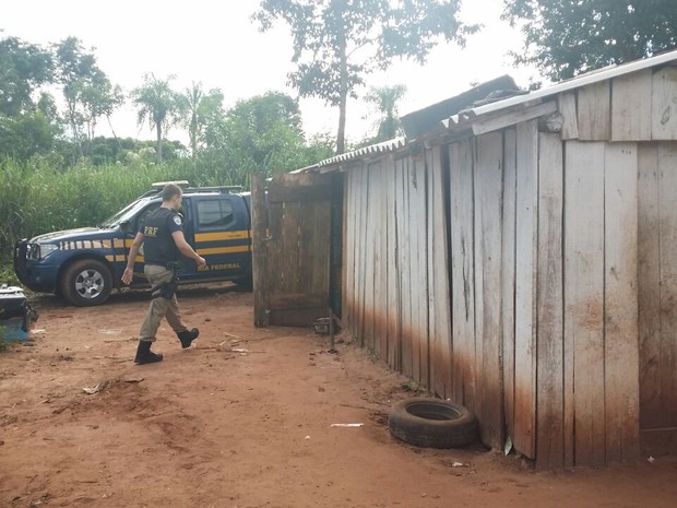 Segundo a PRF, cacique tentou ameaçar os policiais com um facão. (Foto: Divulgação/PRF)