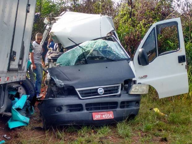 Van colidiu com caminhão neste sábado. Igarapé-Açu PA-320 (Foto: Polícia Militar)
