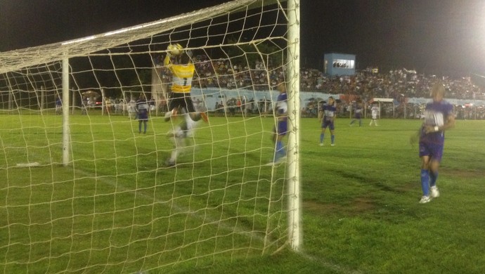 Defesa impede o empate que dava o título da Segundona ao Araguaína  (Foto: Bernardo Gravito/GLOBOESPORTE.COM)
