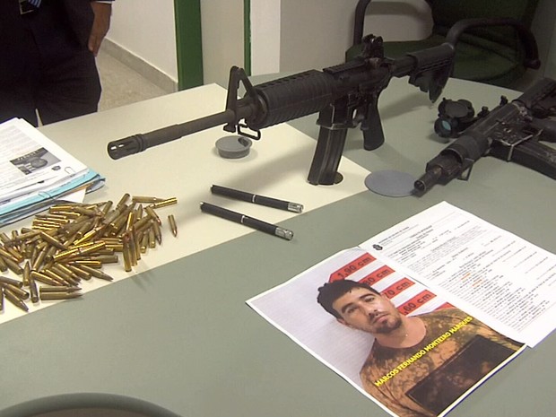 Armas apreendidas são avaliadas em mais de R$ 50 mil, diz polícia (Foto: TV Verdes Mares/Reprodução) Armas apreendidas são avaliadas em mais de R$ 50 mil, diz polícia (Foto: TV Verdes Mares/Reprodução)