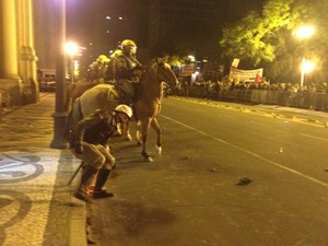 Manifestantes jogam garrafas na Brigada Militar em protesto no Centro de Porto Alegre (Foto: Diego Guichard/G1)