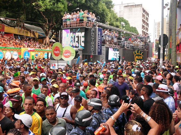 Público do Chiclete com Banana no circuito Osmar nesta terça de carnaval em Salvador (Foto: Jefferson Peixoto/ Ag Haack)