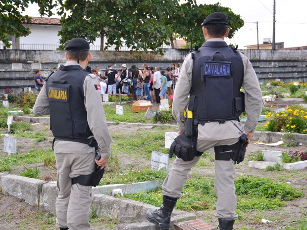 Polícia Militar acomanha enterro de mãe e filha que foram assassinadas em João Pessoa (Foto: Walter Paparazzo/G1)