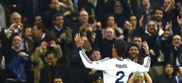 Raphael Varane comemora gol na partida do Real Madrid contra o Barcelona (Foto: AFP)