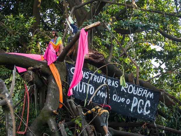 Sobre uma árvore, ativistas protestam contra a reintegração de posse do Parque Augusta, na Rua Augusta, Centro de São Paulo (Foto: Victor Moriyama/G1)
