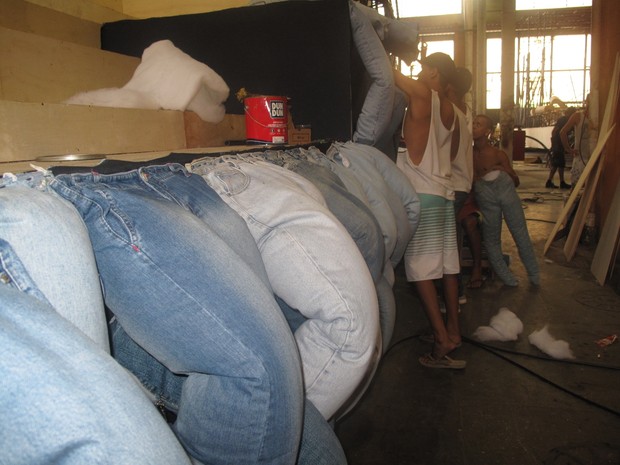 Mocidade vai usar centenas de calças jeans em decoração de carro alegórico (Foto: Alba Valéria Mendonça/ G1)