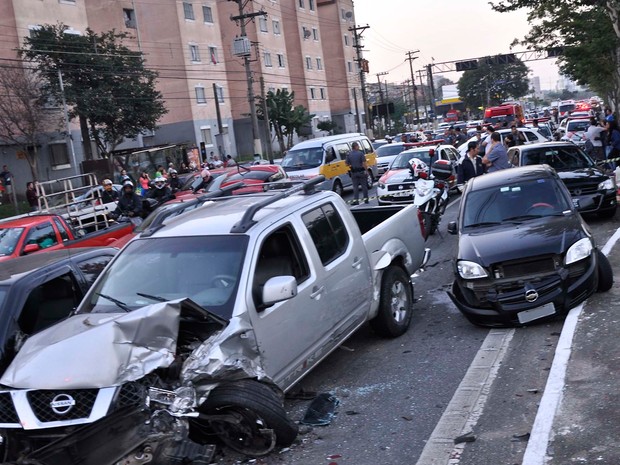 Suspeito em fuga bateu em vários veículos na Avenida Abraão de Morais (Foto: Armando Ferraz/ Futura Press/ estadão Conteúdo) Suspeito em fuga bateu em vários veículos na Avenida Abraão de Morais (Foto: Armando Ferraz/ Futura Press/ estadão Conteúdo)