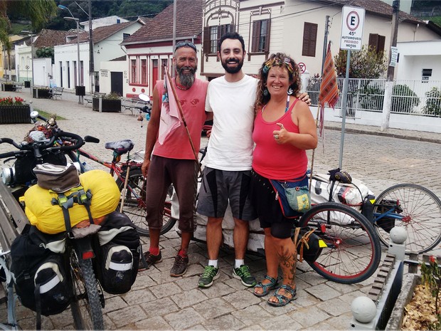 Carlos com novos amigos 'cicloturistas' que conheceu no trajeto de Alfenas até o Uruguai (Foto: Carlos Eduardo Oliveira / Arquivo pessoal)