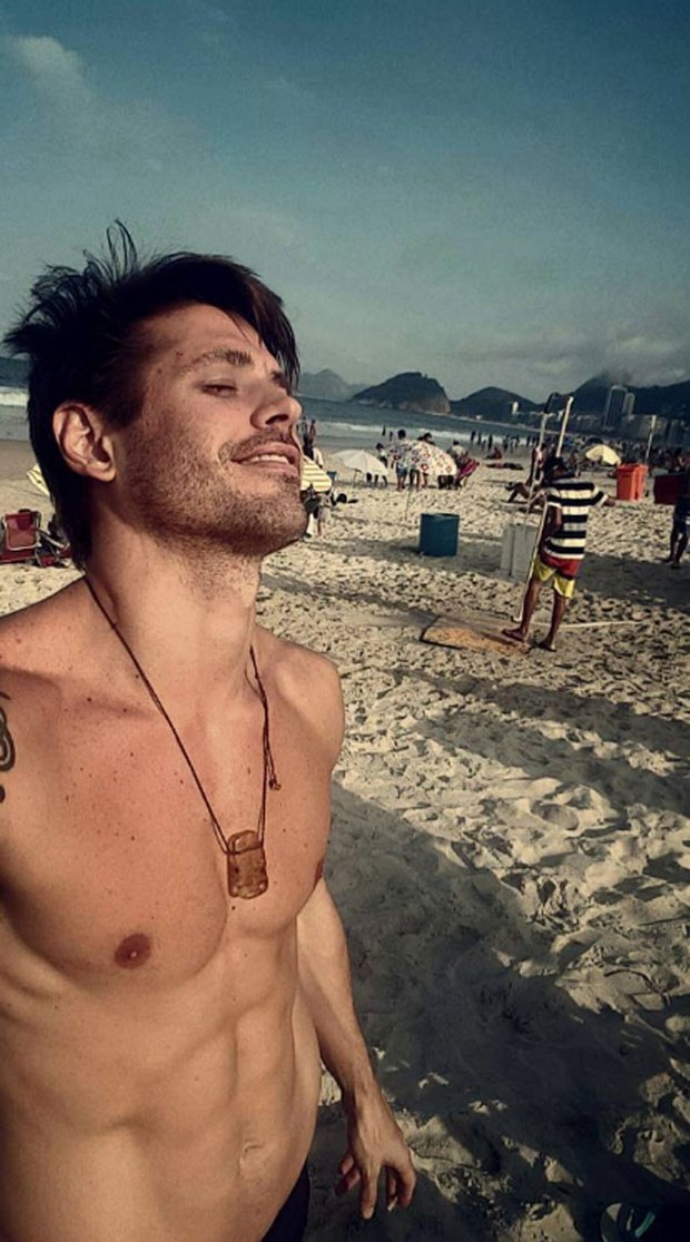 Dado Dolabella em dia de praia no Rio (Foto: Reprodução/Instagram)