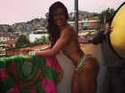 De topless, Gracyanne Barbosa posa para ensaio e exibe músculos