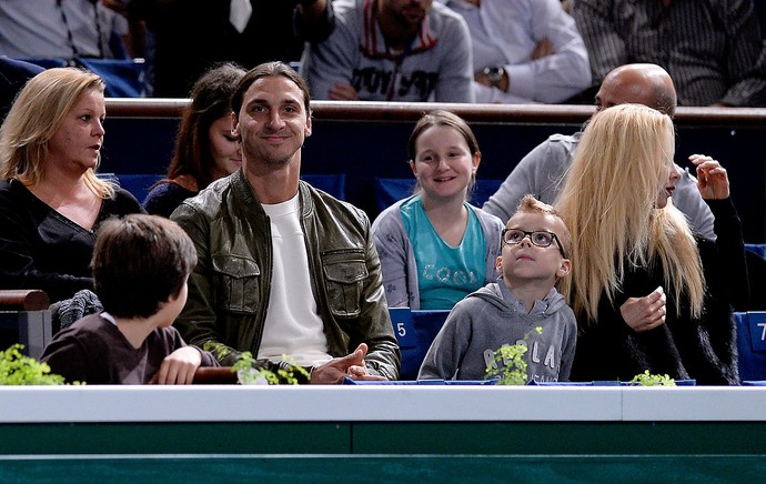 Ibrahimovic PSG assiste ao jogo de tênis entre Fjokovic e Federer (Foto: Agência AFP) Ibrahimovic PSG assiste ao jogo de tênis entre Fjokovic e Federer (Foto: Agência AFP)