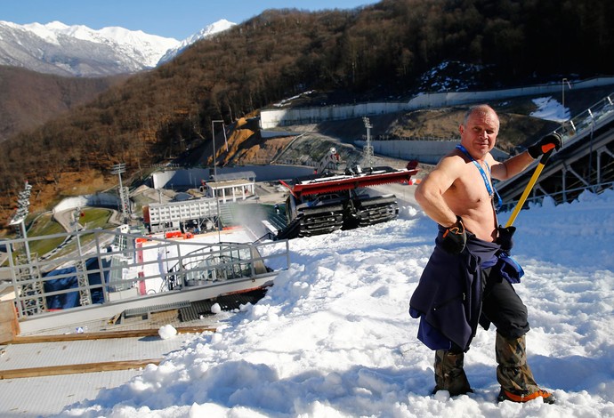 Blasnik, da Eslovênia  trabalha na montanha de neve de sochi (Foto: Agência Reuters)