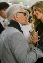 Karl Lagerfeld recebe Gisele Bündchen no desfile da Chanel 