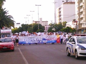 Manifestação contra o filme Cinquenta Tons de Cinza em Erechim (Foto: Gherusa Cassol/RBS TV)