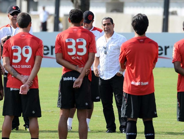 Zinho com jogadores Flamengo (Foto: Alexandre Vidal / Fla Imagem)