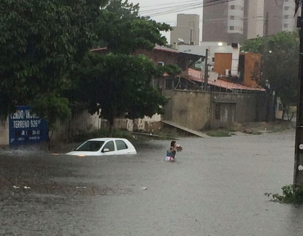 Ruas também ficaram alagadas nas proximidades da academia Pulse, em Lagoa Nova (Foto: Felipe André)
