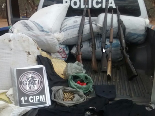 Armas, drogas e munições foram apreendidas em Belém do São Francisco, PE (Foto: Divulgação / 1ª CIPM)