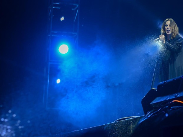 No fim da segunda música, Ozzy Osbourne joga espuma no público do Monsters of Rock (Foto: Flavio Moraes/G1)