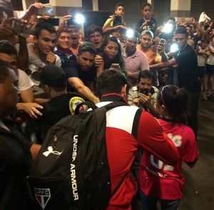 Alexandre Pato atende fãs do São Paulo (Foto: Marcelo Hazan)
