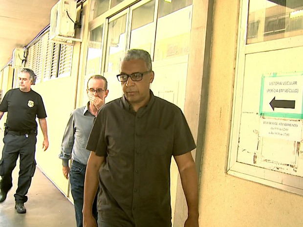 Sandro Rovani (atrás) e Marco Antônio dos Santos (à frente) passaram por exame de corpo de delito no IML (Foto: Reprodução/EPTV)