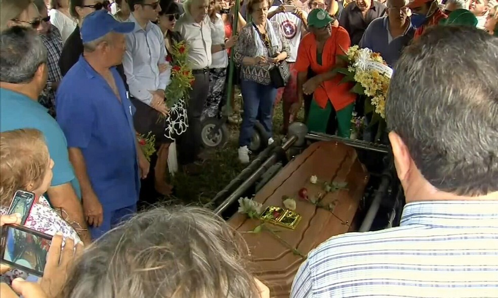 Sepultamento  do cantor Belchior teve a presença da família e de alguns fãs (Foto: TV Verdes Mares/Reprodução)
