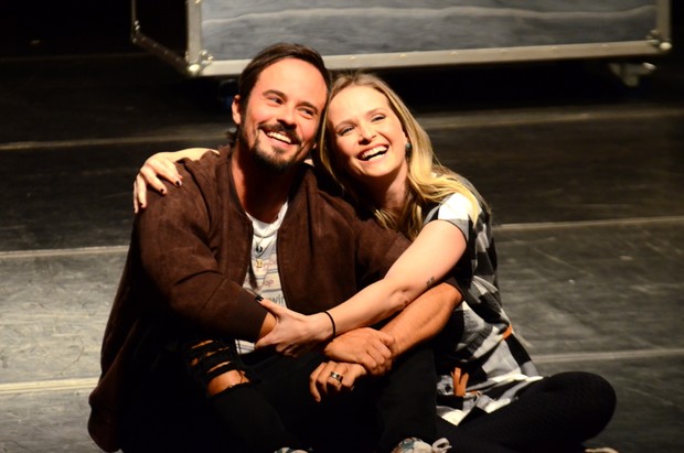 Paulo Vilhena e Fernanda Rodrigues na peça Tô Grávida (Foto: Marcos Ribas / Brazil News)